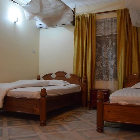 Twiga Lodge And Campsite Мто-ва-Мбу Экстерьер фото