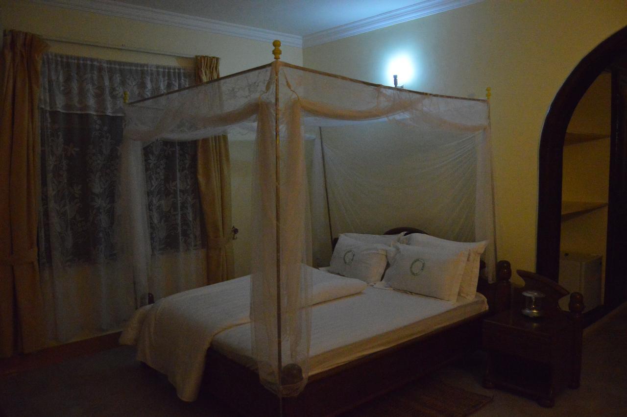Twiga Lodge And Campsite Мто-ва-Мбу Экстерьер фото