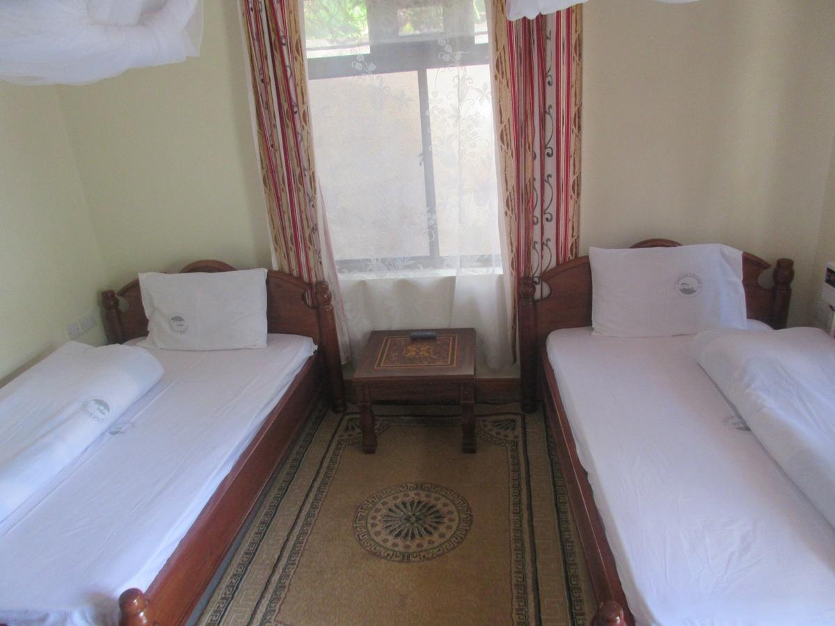 Twiga Lodge And Campsite Мто-ва-Мбу Экстерьер фото