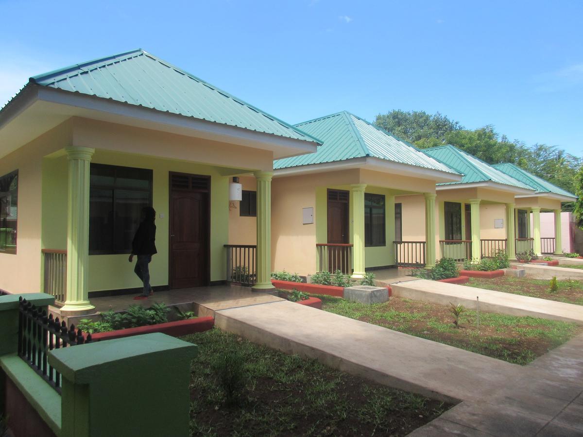 Twiga Lodge And Campsite Мто-ва-Мбу Экстерьер фото